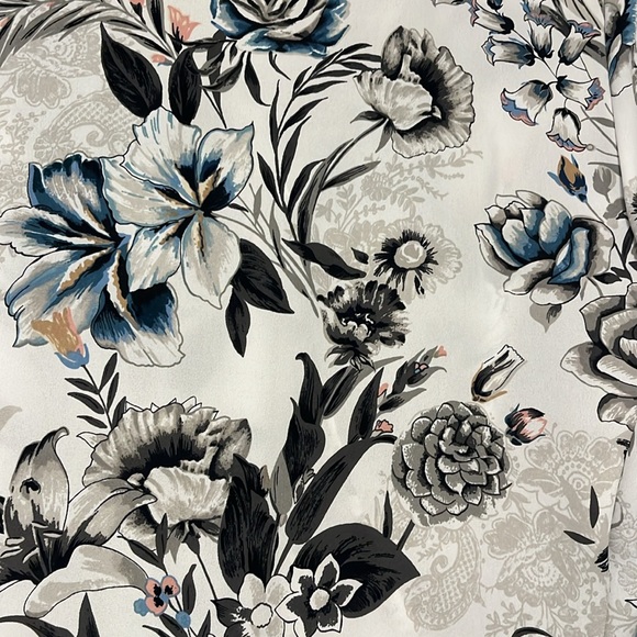 Gorgeous WHBM blouse, Price drop! EUC! $30 - Picture 7 of 10